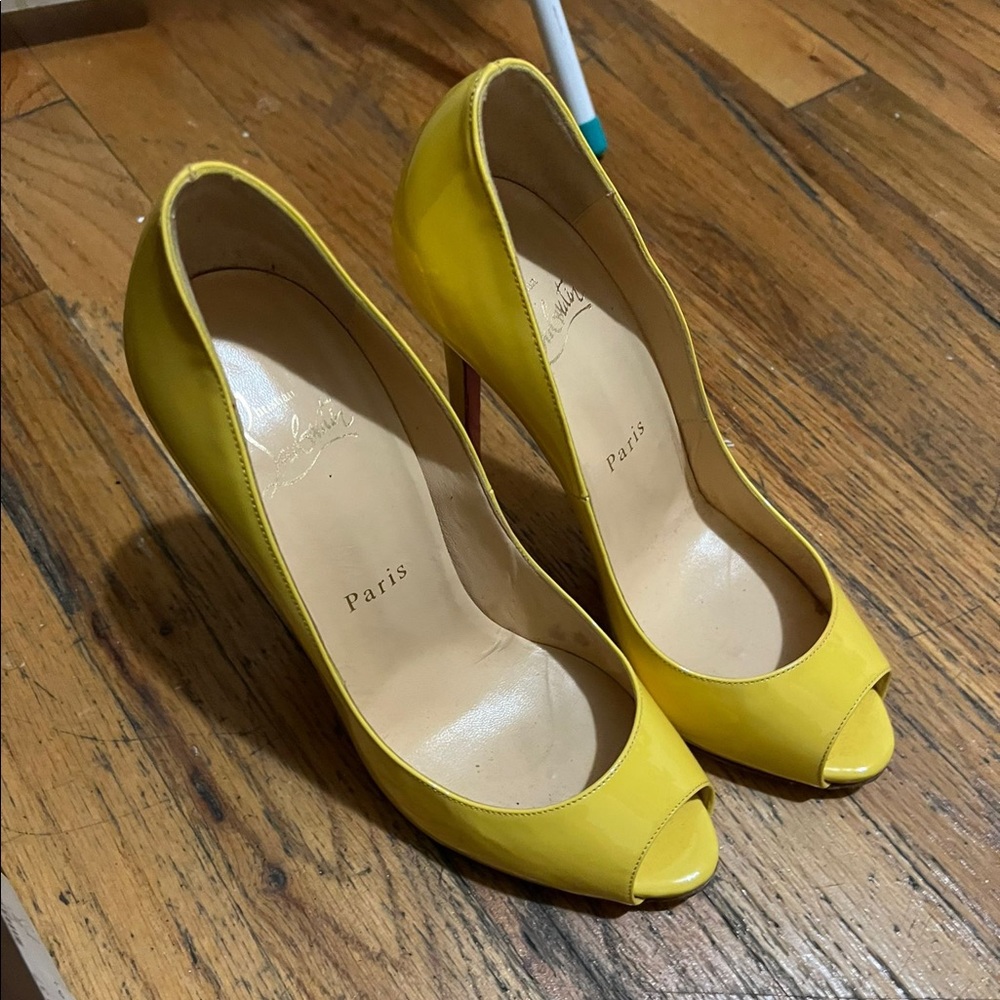 CHRISTIAN LOUBOUTIN Very Privé Peep-Toe Patent Leather Pumps YELLOW